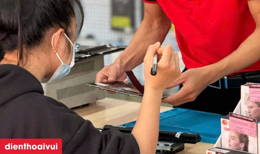 Kỹ thuật vi&ecirc;n th&aacute;o m&aacute;y cẩn thận v&agrave; thay b&agrave;n ph&iacute;m mới