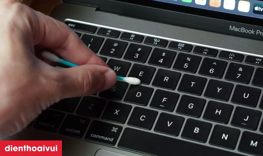 Vệ sinh bàn phím MacBook định kỳ
