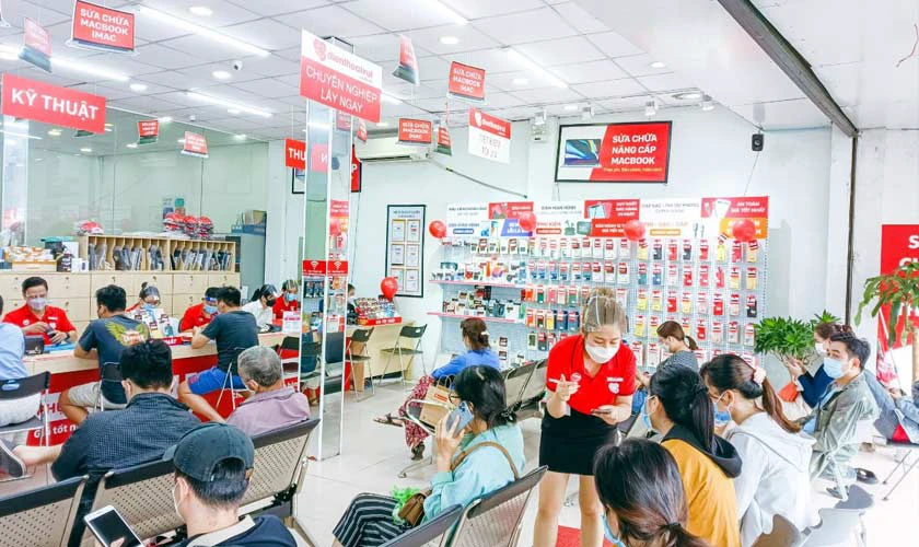 Kh&aacute;ch h&agrave;ng khu vực Long Bi&ecirc;n tại cửa h&agrave;ng Điện Thoại Vui