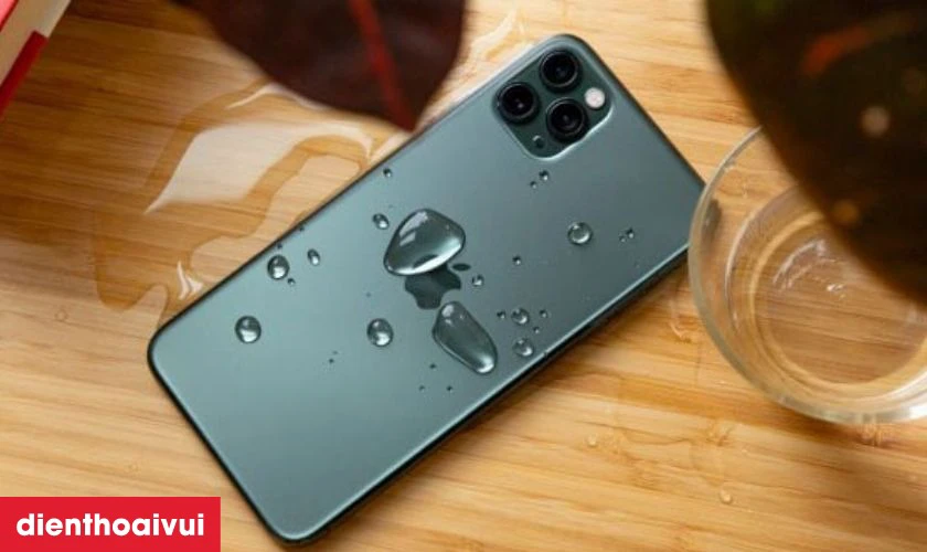 Nước là nguyên nhân gây hư hỏng camera iPhone thường gặp nhất