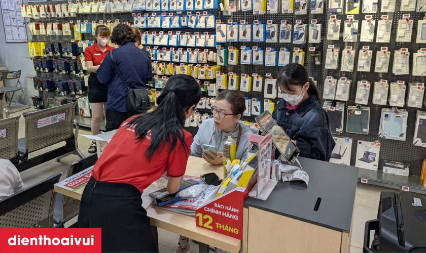 Khách hàng nhận lại thiết bị, kiểm tra lần cuối