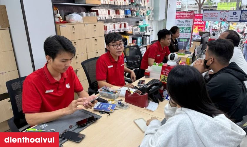 Quy tr&igrave;nh thay camera sau iPhone 17 Pro tại Điện Thoại Vui