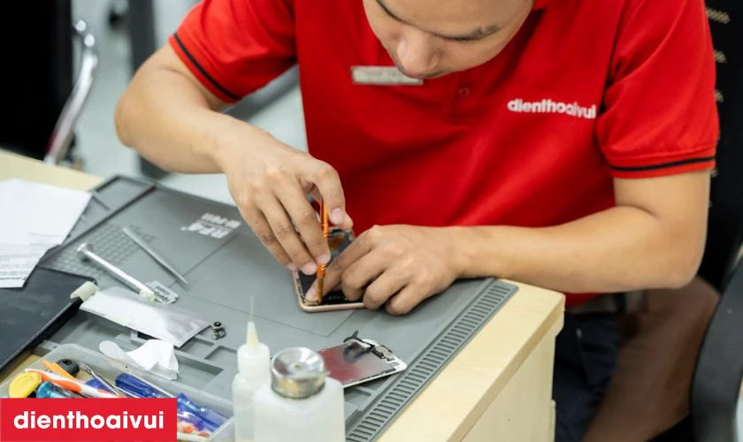 Kỹ thuật viên tại Điện Thoại Vui có nhiều năm kinh nghiệm