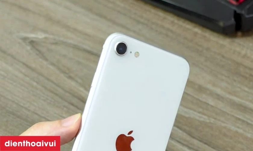 Camera sau của iPhone SE được trang bị với cảm biến 12MP