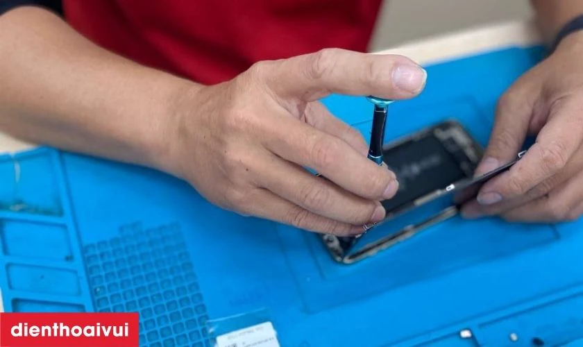 Kỹ thuật viên tháo camera cũ và thay camera mới vào