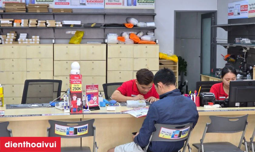 Kỹ thuật vi&ecirc;n tiến h&agrave;nh thay camera sau mới