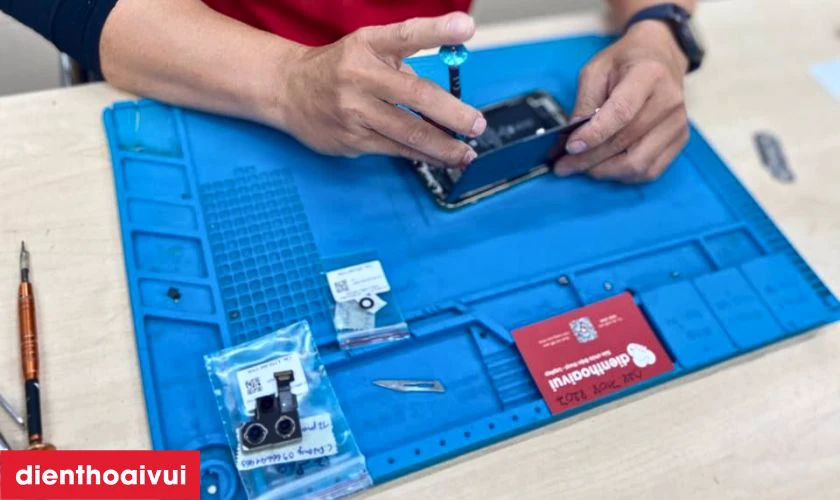 Thay thế linh kiện camera sau mới cho điện thoại