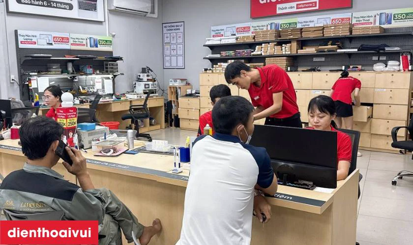 Khách hàng nhận lại máy và phiếu bảo hành