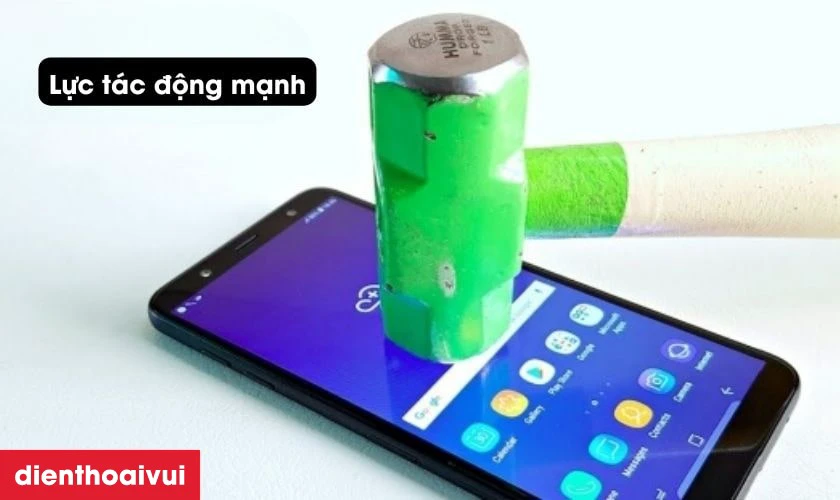 Nguyên nhân khiến camera sau Samsung Galaxy J8 bị mờ