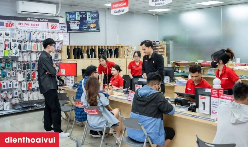 Khách hàng nhận máy, kiểm tra lần cuối và được cấp phiếu bảo hành rõ ràng