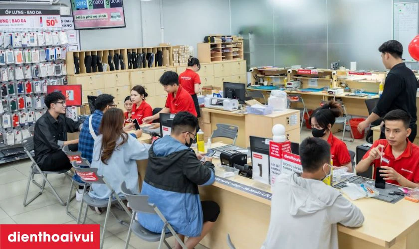 Quy trình thay camera sau công khai, khách hàng được theo dõi trực tiếp