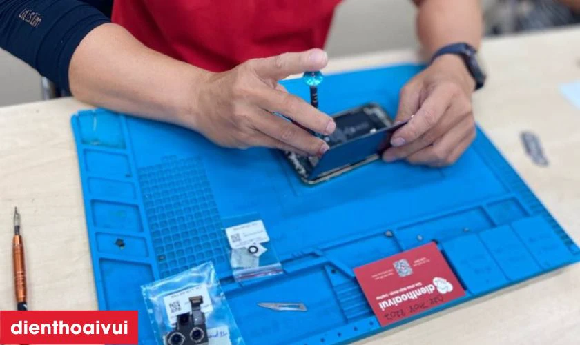 Nhân viên hướng dẫn thanh toán và cung cấp thông tin về chính sách bảo hành