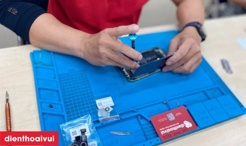 Khách kiểm tra lại máy, thanh toán và nhận phiếu bảo hành
