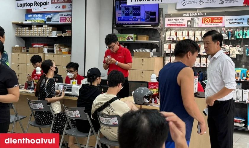 Nhân viên bàn giao Mi 11T sau thay camera cho khách kiểm tra