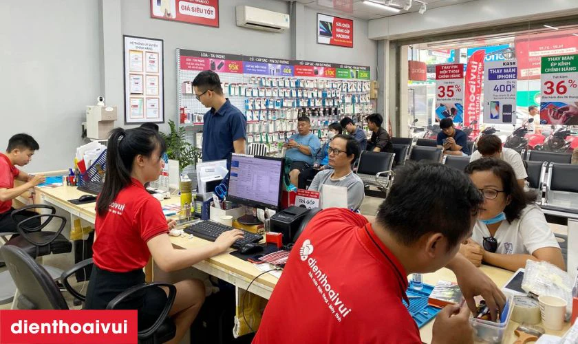 Kỹ thuật viên tiến hành kiểm tra camera sau của máy