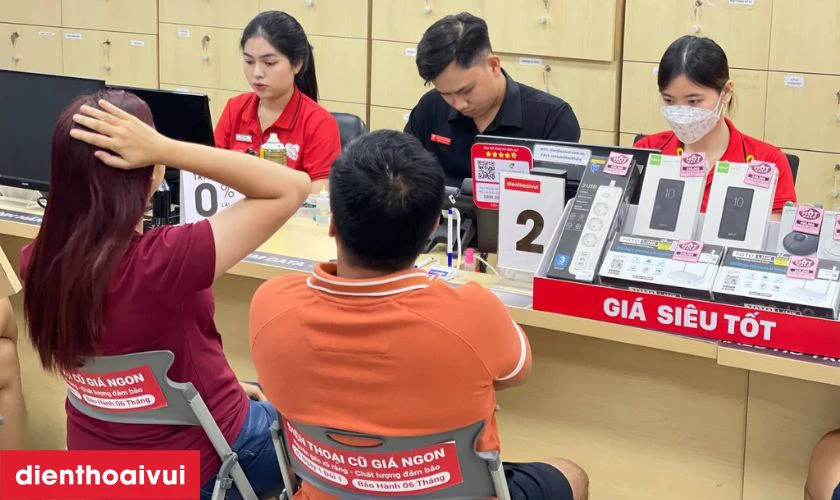 Điện thoại đã được thay camera sau sẽ được giao lại cho khách hàng