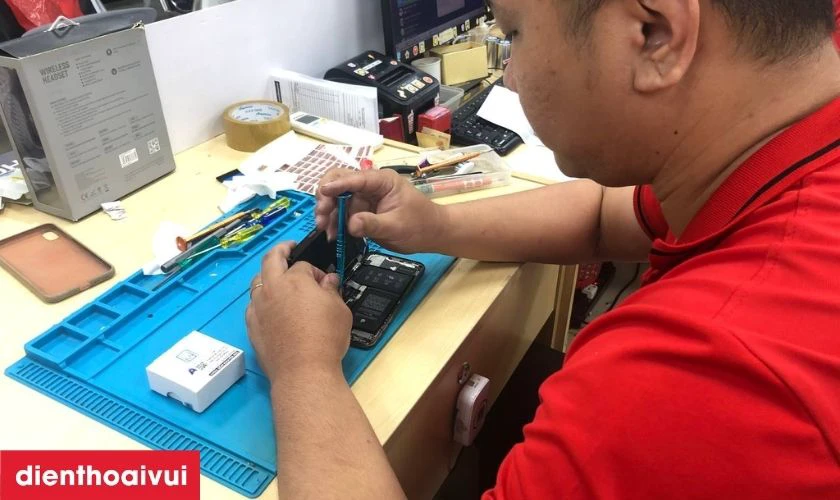 Kỹ thuật viên tiến hành thay thế camera sau