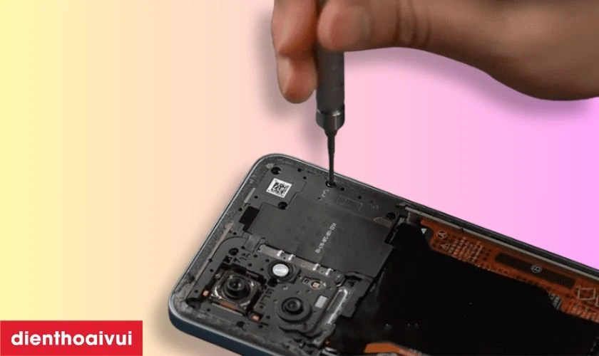 Kỹ thuật viên tháo máy và thay linh kiện mới