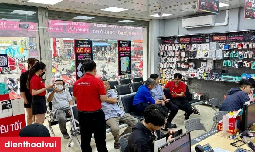 Kỹ thuật viên kiểm tra tình trạng máy và báo giá