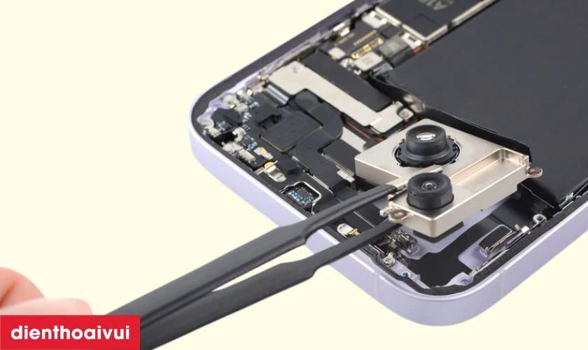 Camera trước sẽ được tháo lắp cẩn thận dưới hệ thống giám sát