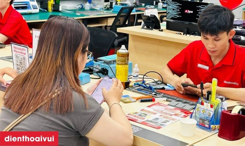 Khách hàng kiểm tra lại máy, thanh toán, nhận phiếu bảo hành cùng hướng dẫn sử dụng chi tiết
