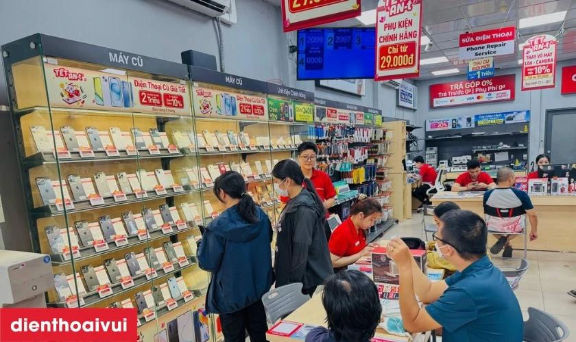 Dịch vụ thay camera trước iPhone 17 lấy liền, an tâm tại Điện Thoại Vui