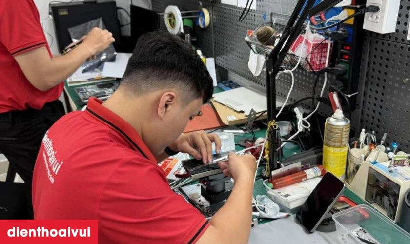 Quy tr&igrave;nh Thay camera trước Oppo Reno 2 lấy liền tại Điện Thoại Vui