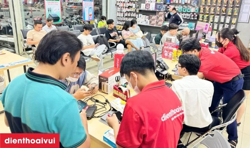 Nh&acirc;n vi&ecirc;n gửi m&aacute;y sau khi thay camera lại cho kh&aacute;ch kiểm tra