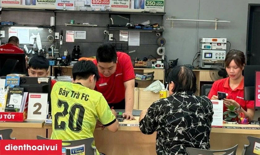 Quy trình thay camera trước Samsung Galaxy A6 Plus chuyên nghiệp tại Điện Thoại Vui