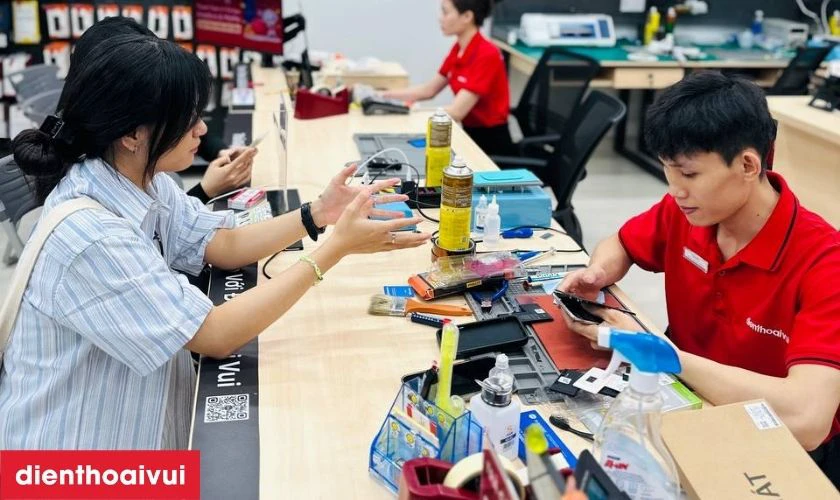 Nhân viên bàn giao lại máy với camera trước mới