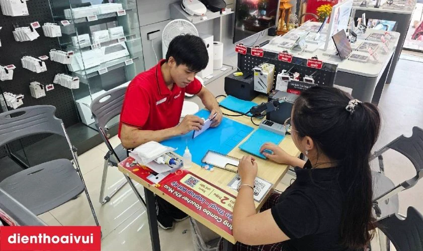 Quy tr&igrave;nh thay camera trước Samsung Galaxy A71 uy t&iacute;n tại Điện Thoại Vui