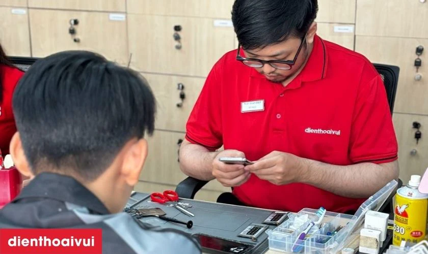 Nh&acirc;n vi&ecirc;n b&agrave;n giao m&aacute;y cho kh&aacute;ch h&agrave;ng v&agrave; hỗ trợ kiểm tra lần cuối