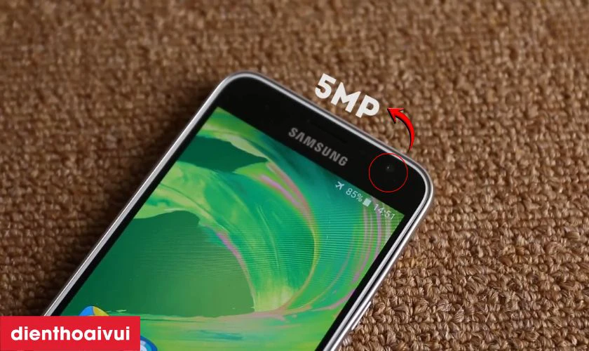 Camera trước Samsung Galaxy J3 c&oacute; độ ph&acirc;n giải 5MP