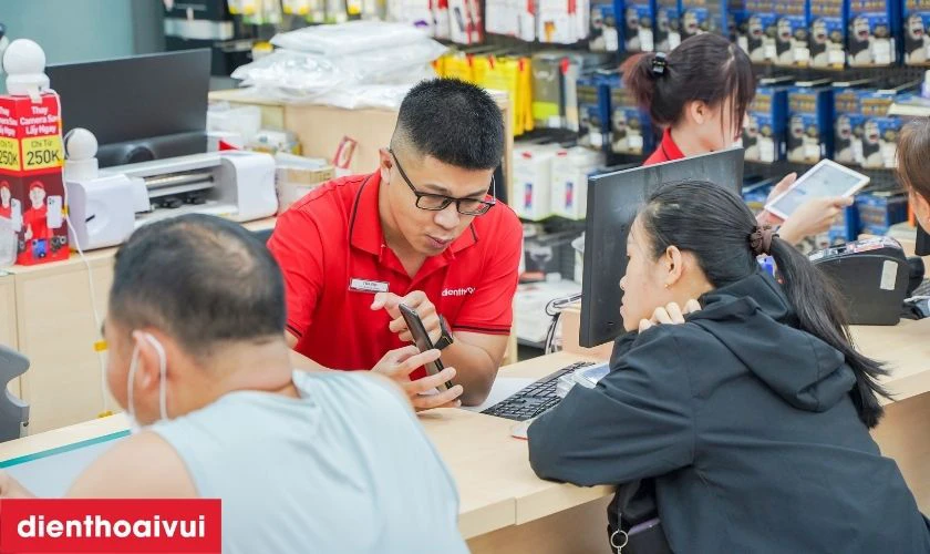 Kỹ thuật vi&ecirc;n chuy&ecirc;n m&ocirc;n cao, quy tr&igrave;nh sửa chữa minh bạch