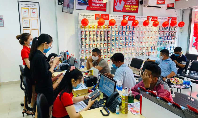 Người d&ugrave;ng Xiaomi đến với cửa h&agrave;ng Điện Thoại Vui Quận 1