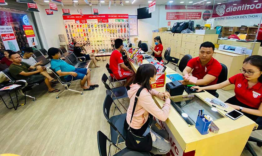 Người dùng Xiaomi đến sửa chữa điện thoại tại Điện Thoại Vui Quận 10