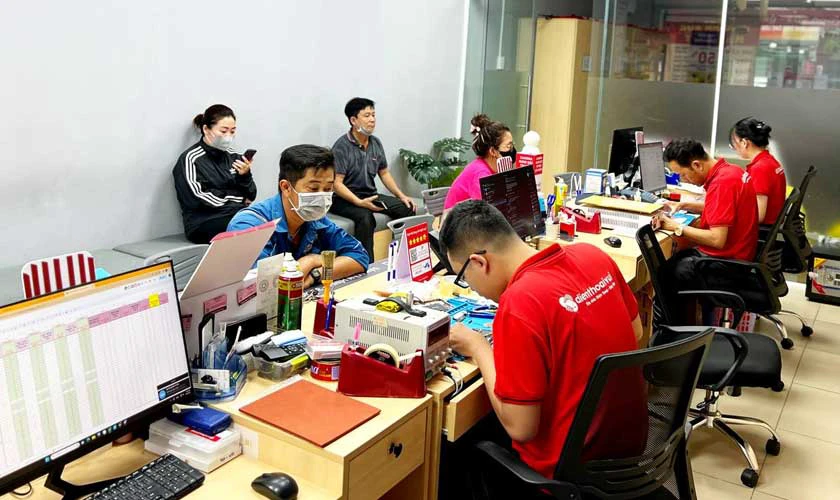 Kh&aacute;ch h&agrave;ng tại Điện Thoại Vui quận 12