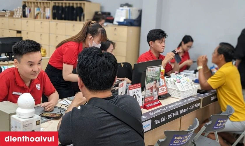 Nh&acirc;n vi&ecirc;n tiếp nhận iPad Mini của kh&aacute;ch h&agrave;ng v&agrave; ghi nhận lỗi