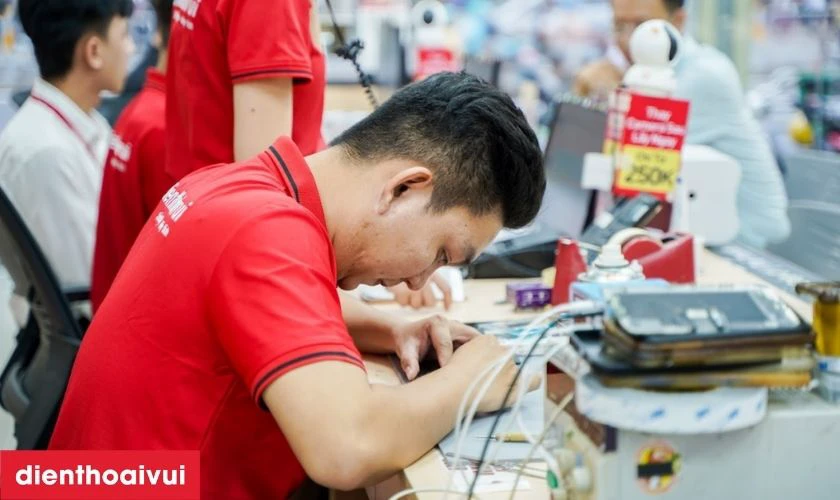 Kỹ thuật vi&ecirc;n tiến h&agrave;nh th&aacute;o iPad v&agrave; thay c&aacute;p home iPad