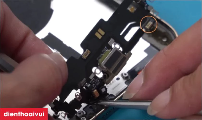 Thay cáp micro camera sau iPhone 13 Pro Max là gì?