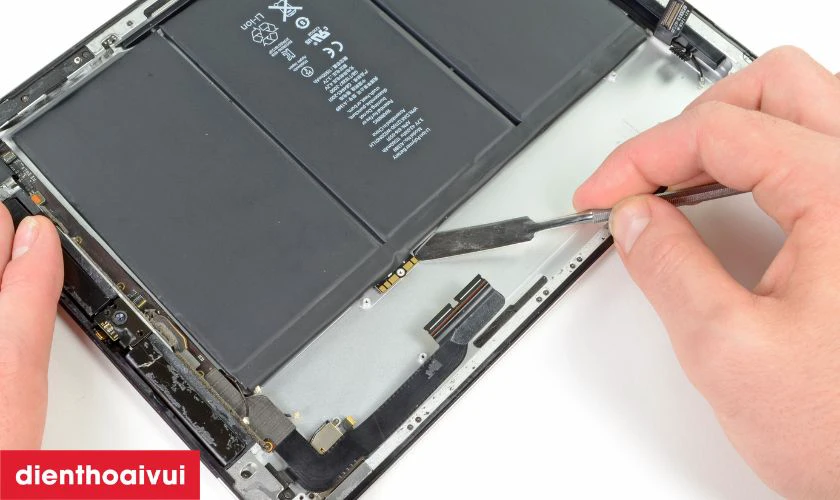 Kỹ thuật vi&ecirc;n sẽ tiến h&agrave;nh thay thế c&aacute;p nguồn b&oacute;c m&aacute;y cho iPad