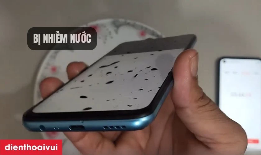 V&ocirc; nước khiến c&aacute;p nguồn/c&aacute;p volume Realme C17 bị hỏng