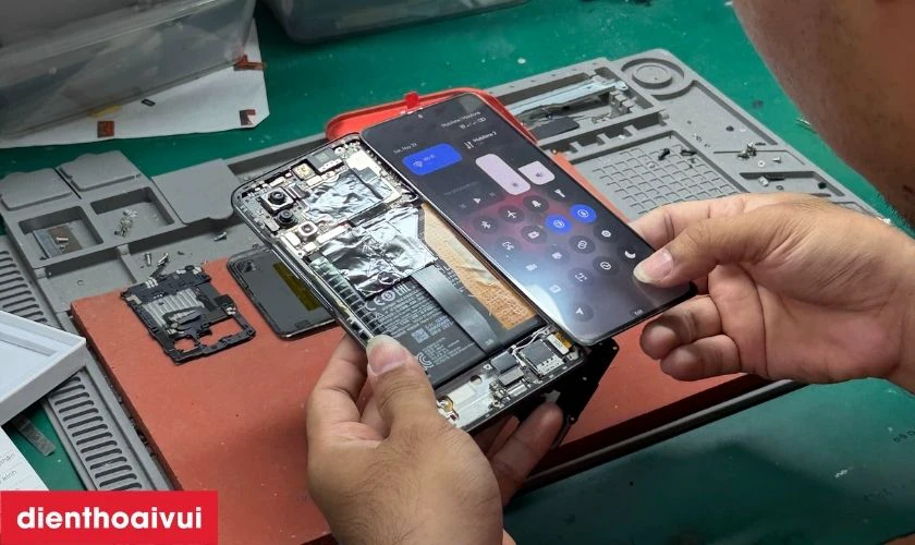 Quy tr&igrave;nh thay c&aacute;p nguồn / c&aacute;p volume S26 Plus lấy liền tại Điện Thoại Vui