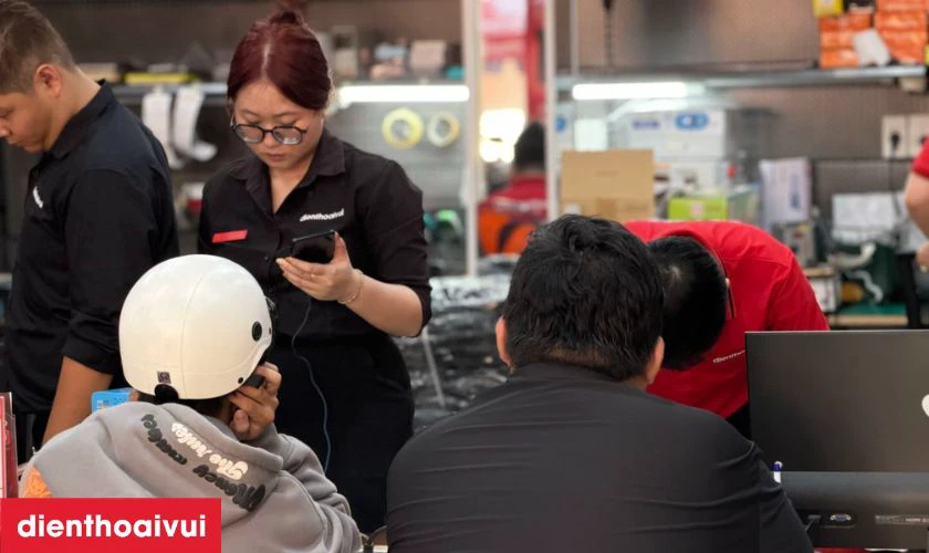 Quy tr&igrave;nh thay c&aacute;p nguồn iPad Gen 6 9.7 2018 tại Điện Thoại Vui