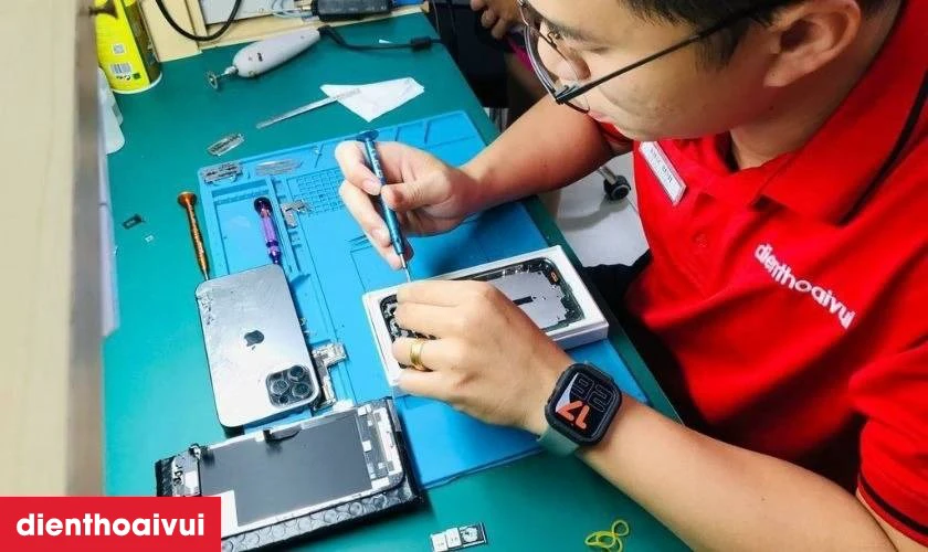 Quy trình thay cáp nguồn iPhone 11 Pro Max chính hãng GENA tại Điện Thoại Vui