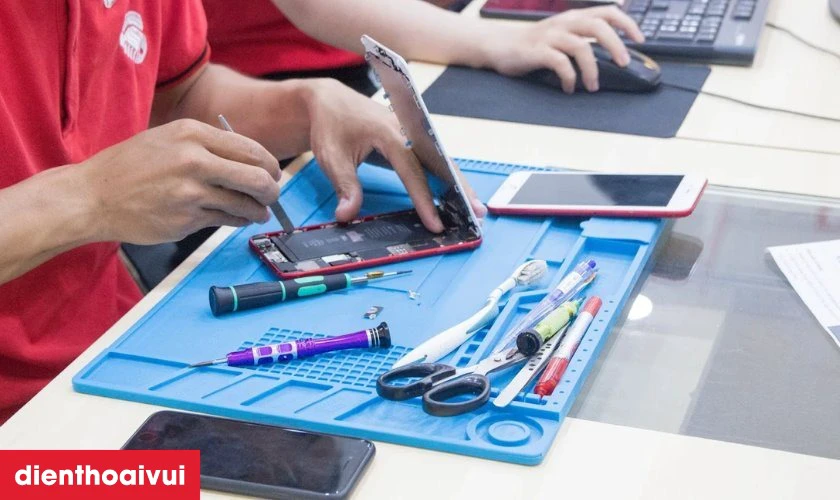 Quy trình thay cáp nguồn iPhone 14 chính hãng GENA tại Điện Thoại Vui