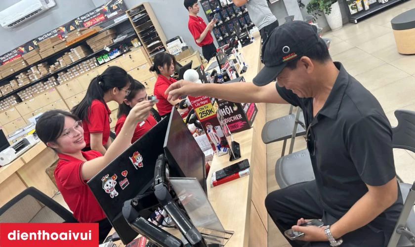 Nh&acirc;n vi&ecirc;n gửi m&aacute;y để kh&aacute;ch h&agrave;ng kiểm tra lại lần cuối