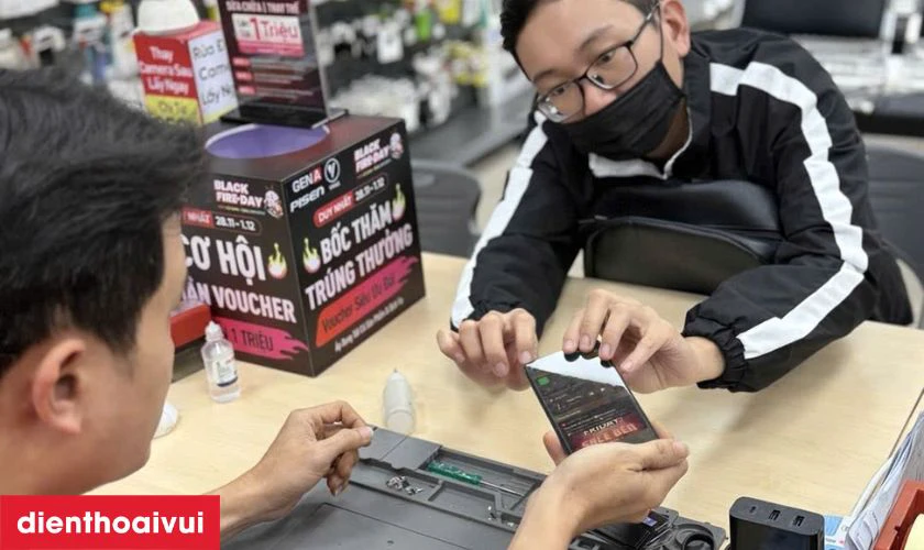 Quy tr&igrave;nh thay c&aacute;p nguồn Oppo Reno 2F minh bạch tại Điện Thoại Vui