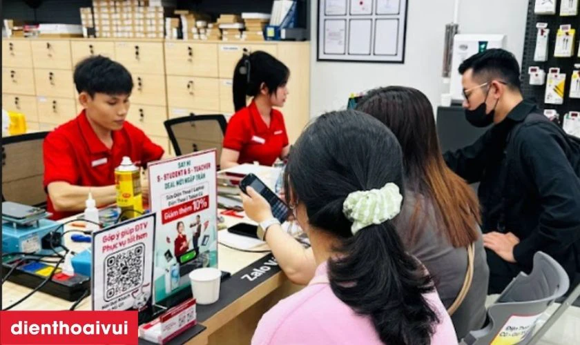Giao lại máy cho khách, cung cấp phiếu bảo hành rõ ràng, hóa đơn minh bạch