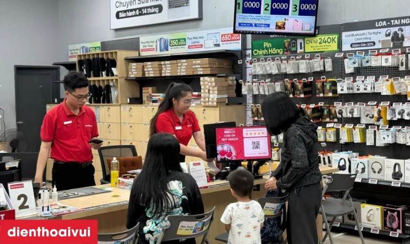 Khách hàng nhận máy, hóa đơn và phiếu bảo hành từ 6 tháng